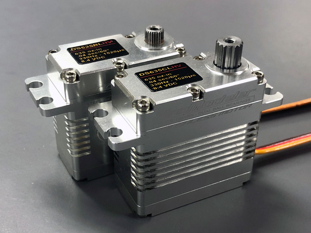 In this close up images a proModeler DS634BLHV with 25T vs 15T spline are arrayed side-by-side to explore the differences in the shaft sizes,