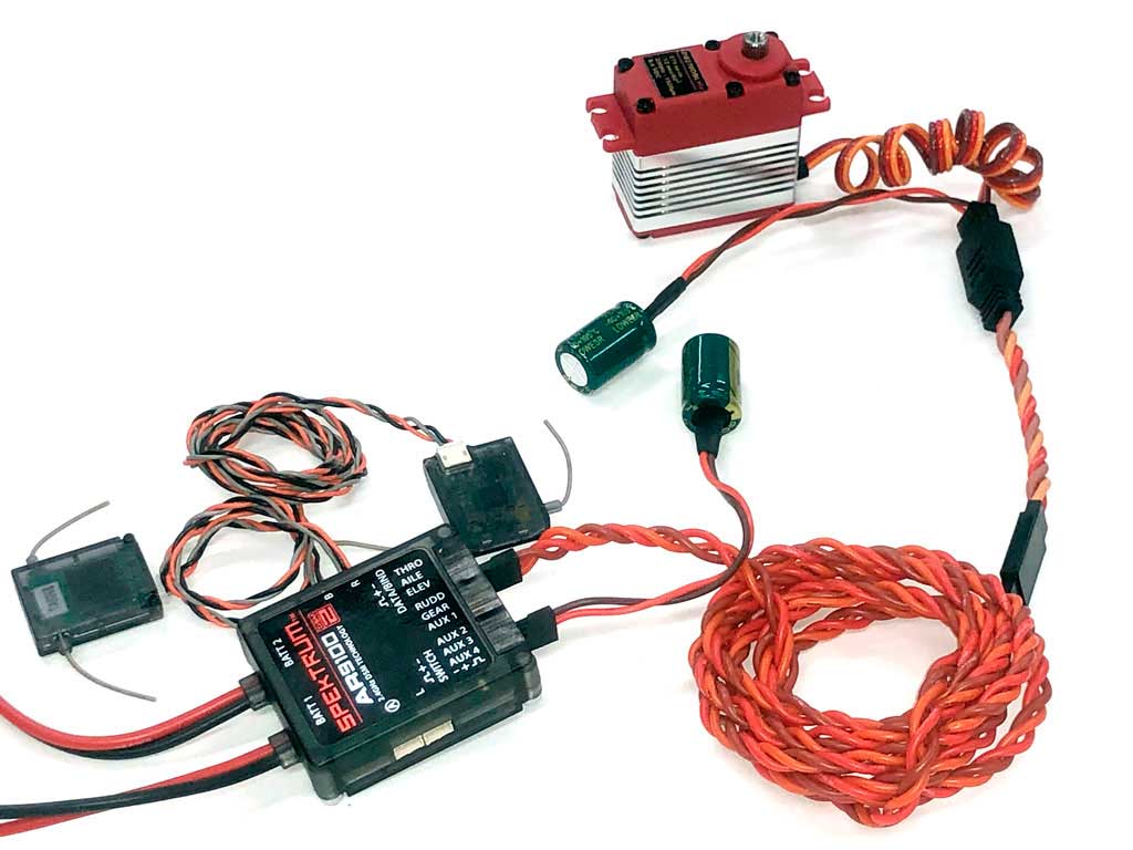 Close up of Spektrum receiver with capacitance added at the bus and at the load end when servo extensions exceed 30".