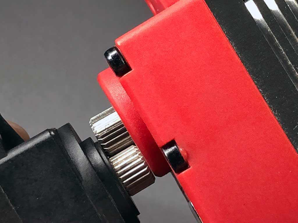 In this image, the two 25T spline shafts (Hitec D645MW vs. ProModeler DS180DLHV are compared head-to-head. Obviously, both are basically the same.