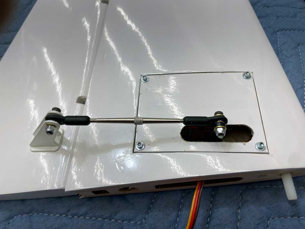 Close up photo of hatch mounted ProModeler DS270DLHV servo with linkage rod and dual-control surface horn.