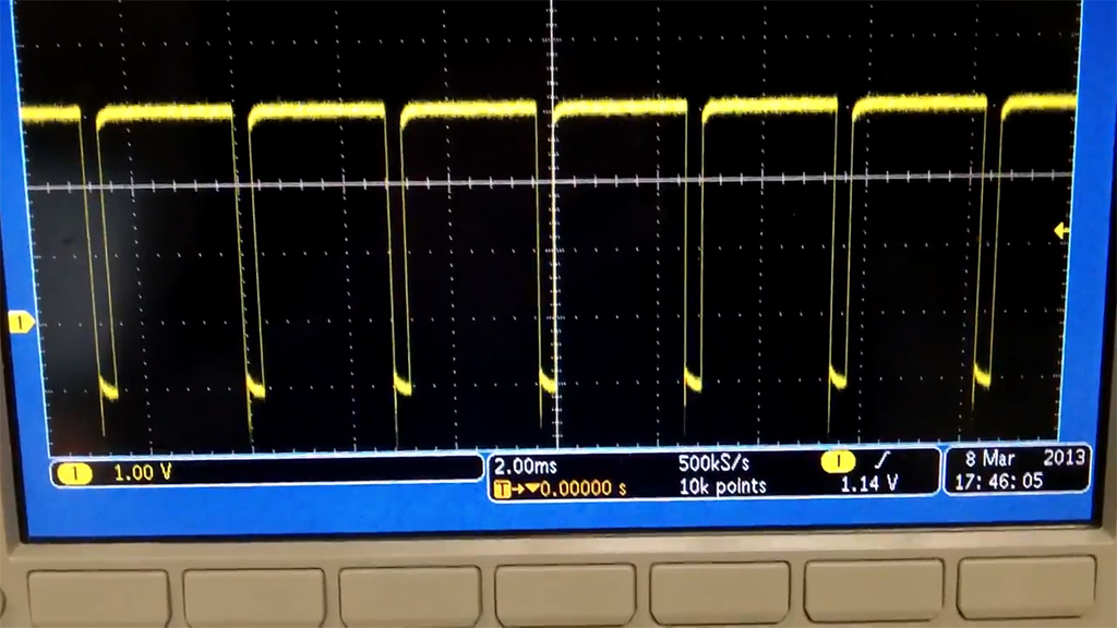 Close up of the oscilloscope screen showing the pulse width of a servo in operation