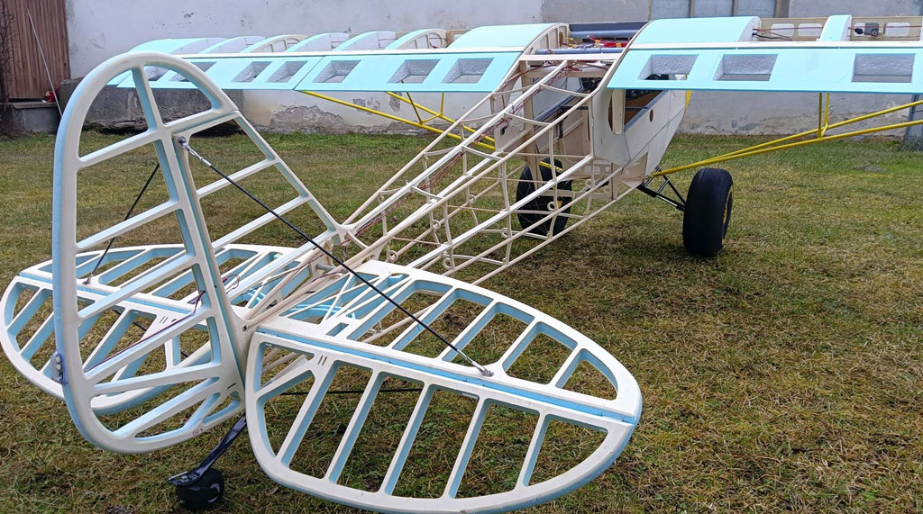 Close up photo of Baden Carbon Cub kit in the bones