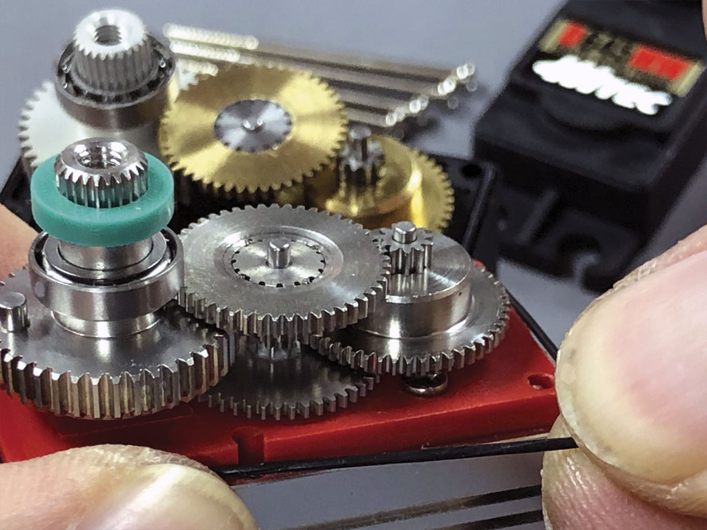 Close up showing dfferences in construction between Hitec D645MW and ProModeler DS180DLHV