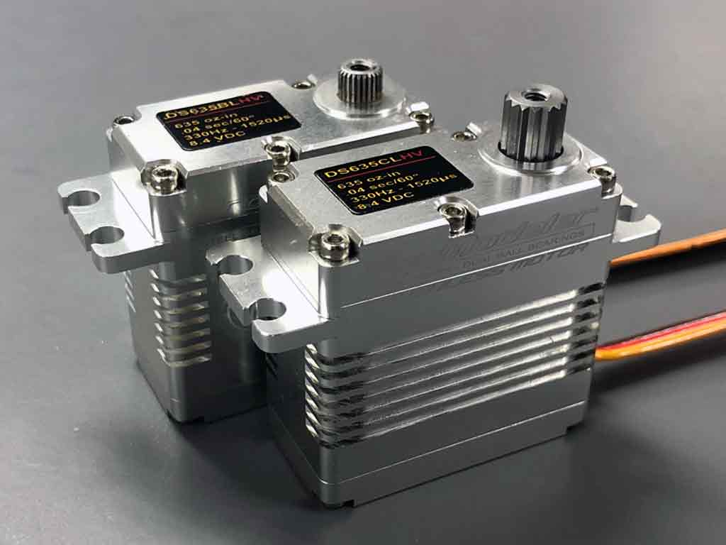 Comparison photo of 2 servos, one with a 25-tooth spline and the other with a 15-tooth spline
