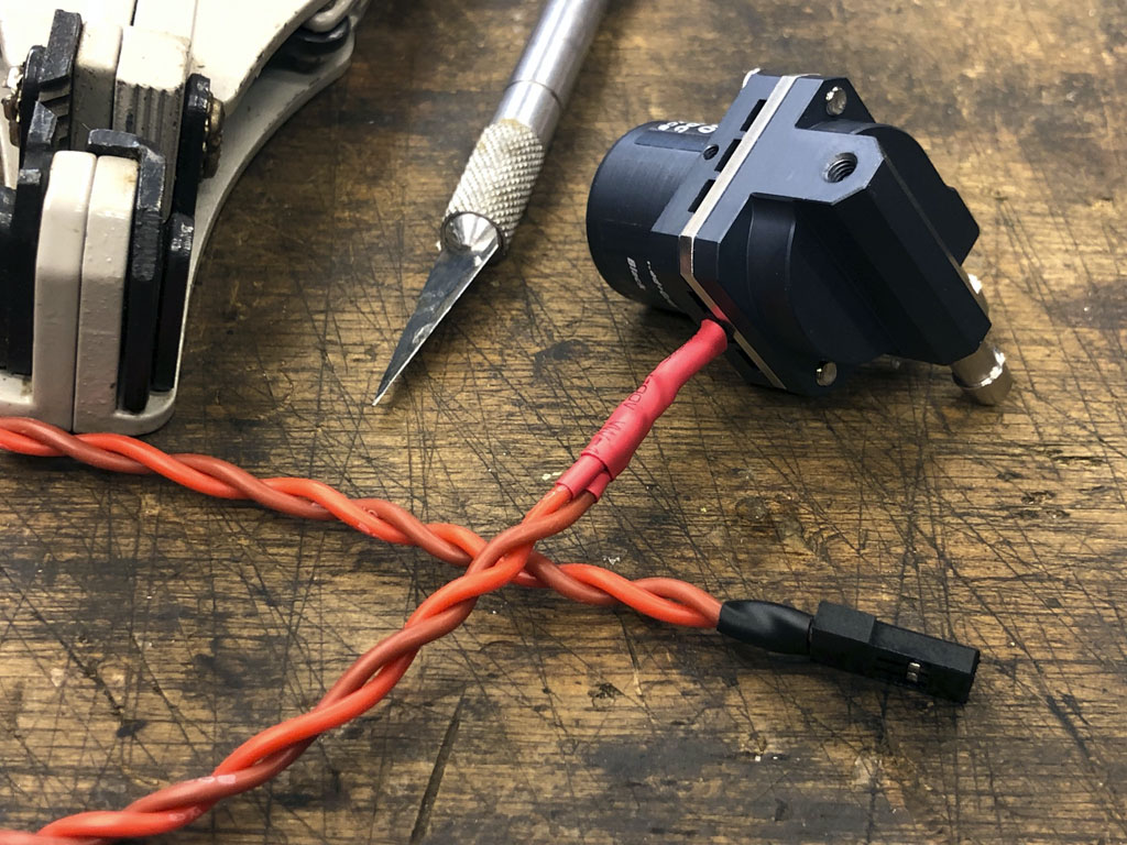 Close up of a modified servo lead for conecting the Micropump M400k v to the RC system via DuPont connector
