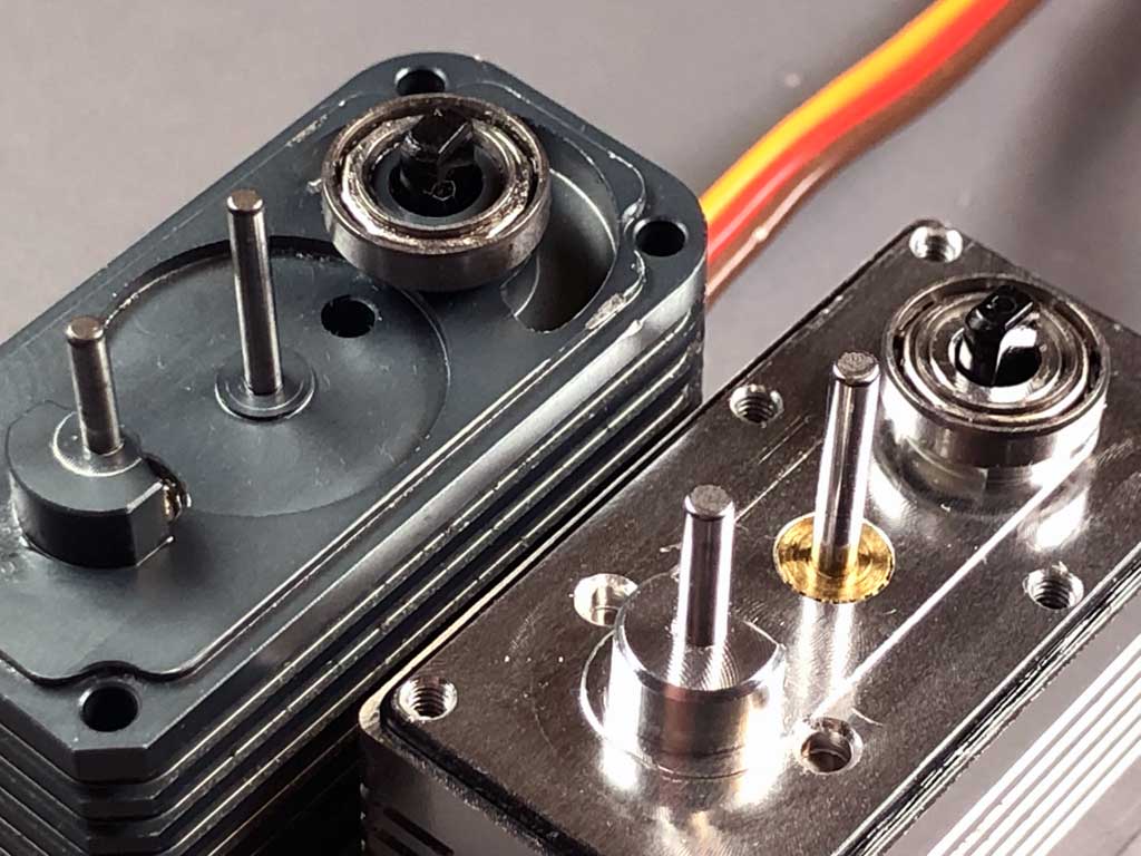 Close up of the gear shafts for AccuTORQ 600SG shows them to have a significantly smaller diameter than those of the ProModeler DS630BLHV giving the latter the nod in terms of durability and ruggedness.