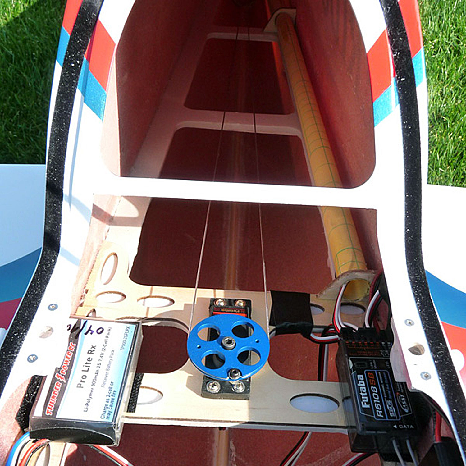 Close up photo of the rudder pull-pull set up within Wolfgang Matt's Peridot model