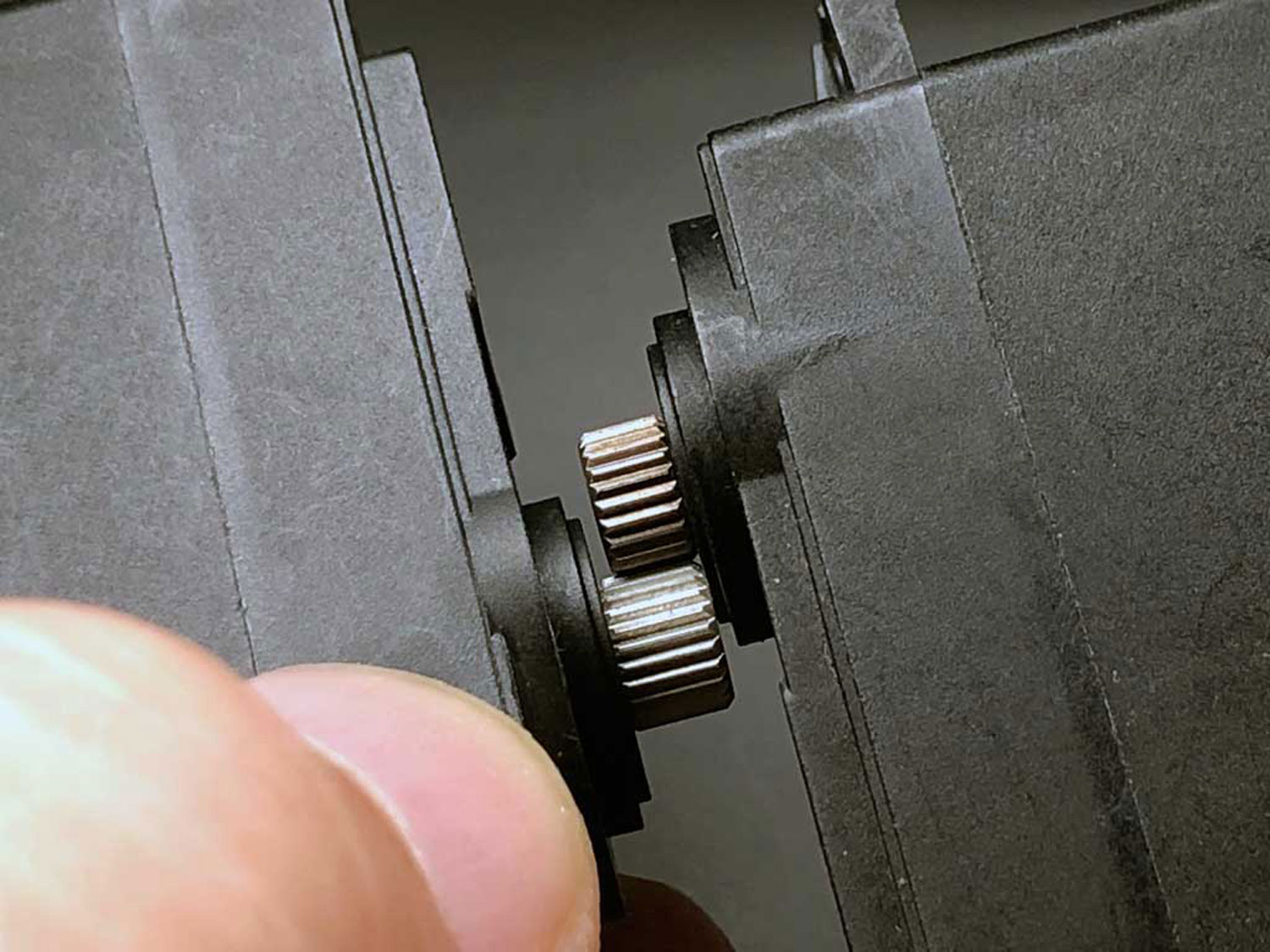 In this extreme close up image, the Hitec D645MW 25T spline shaft is on the left and the 24T spline shaft of the HS-5456MG is presented directly for comparison.